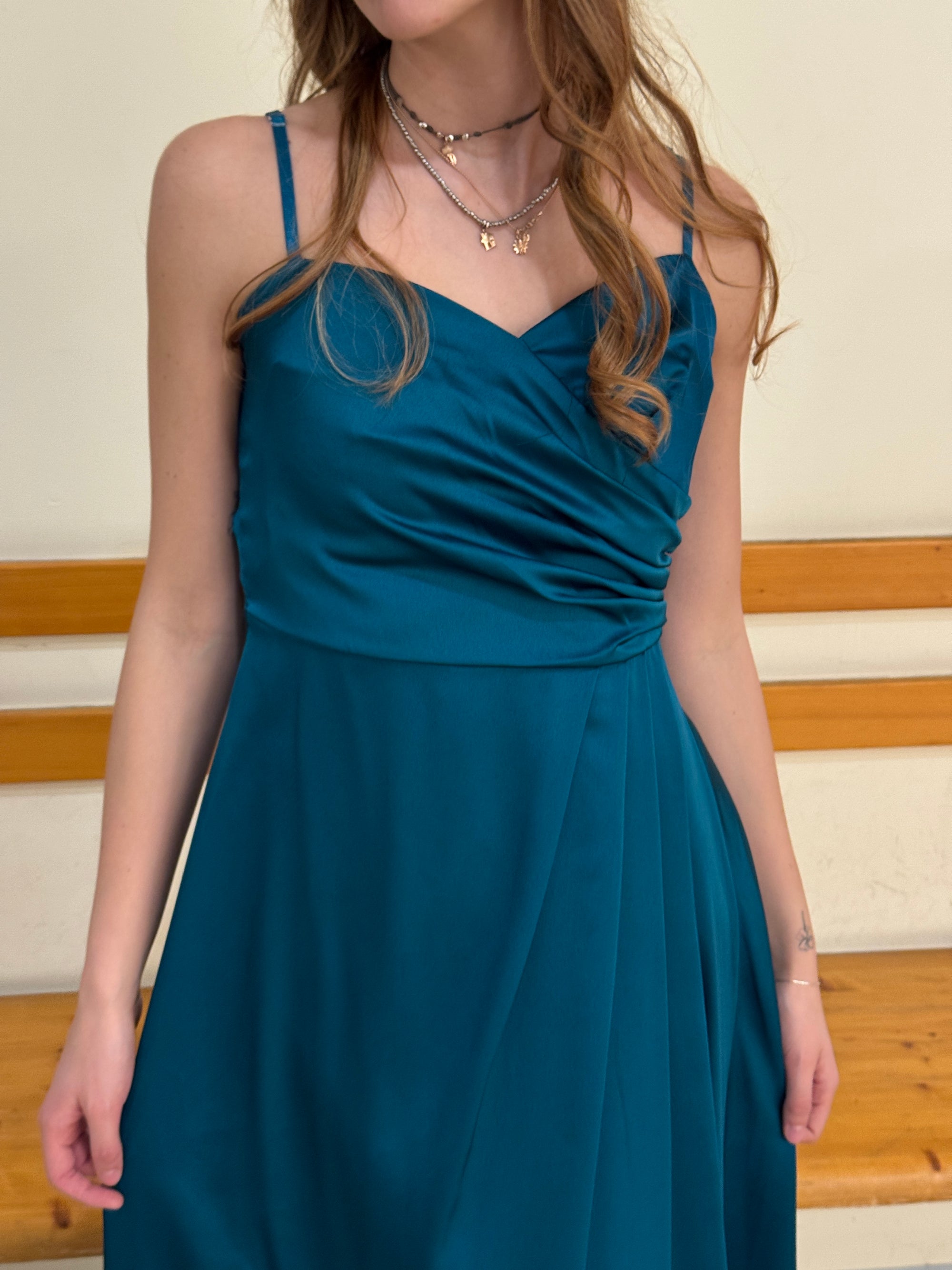 Abito lungo elegante con scollo drappeggiato