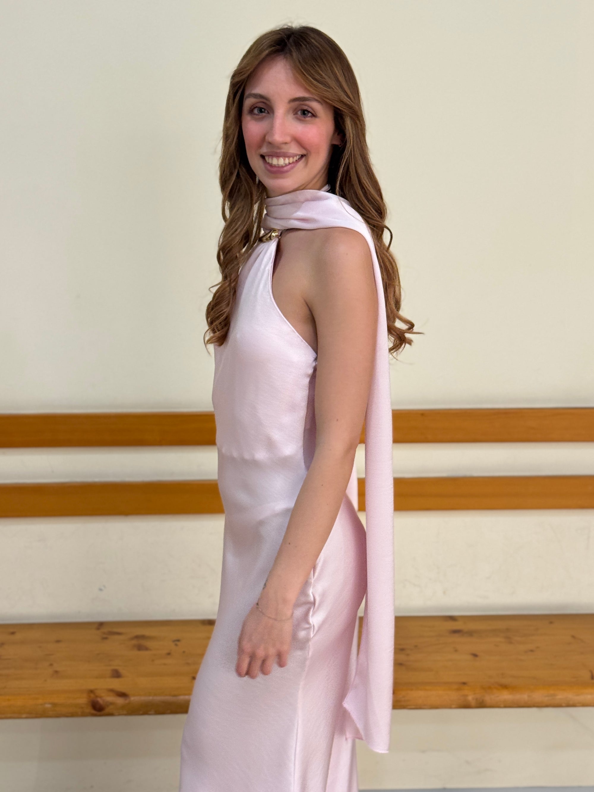 Abito lungo satinato con scollo halter e dettaglio gioiello