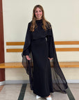 Abito lungo elegante con mantella fluida