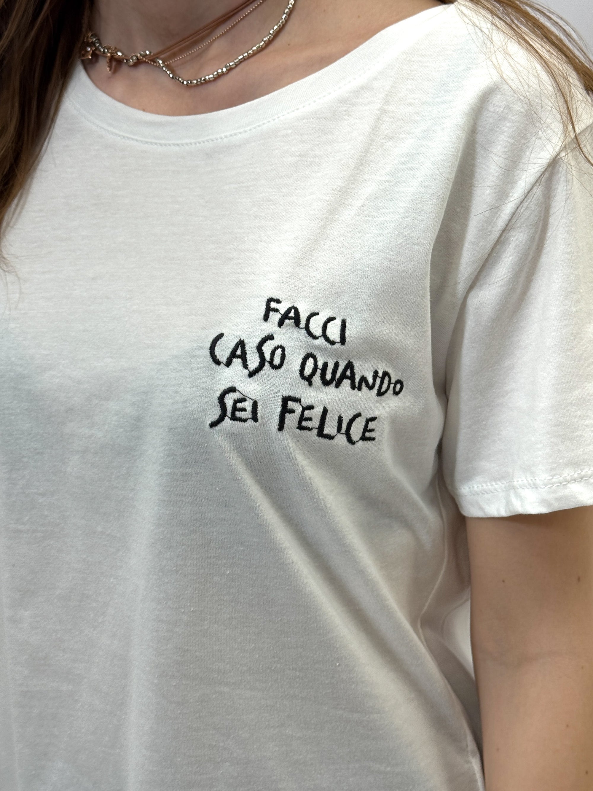 T-shirt con scritta "facci caso quando sei felice"