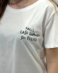 T-shirt con scritta "facci caso quando sei felice"