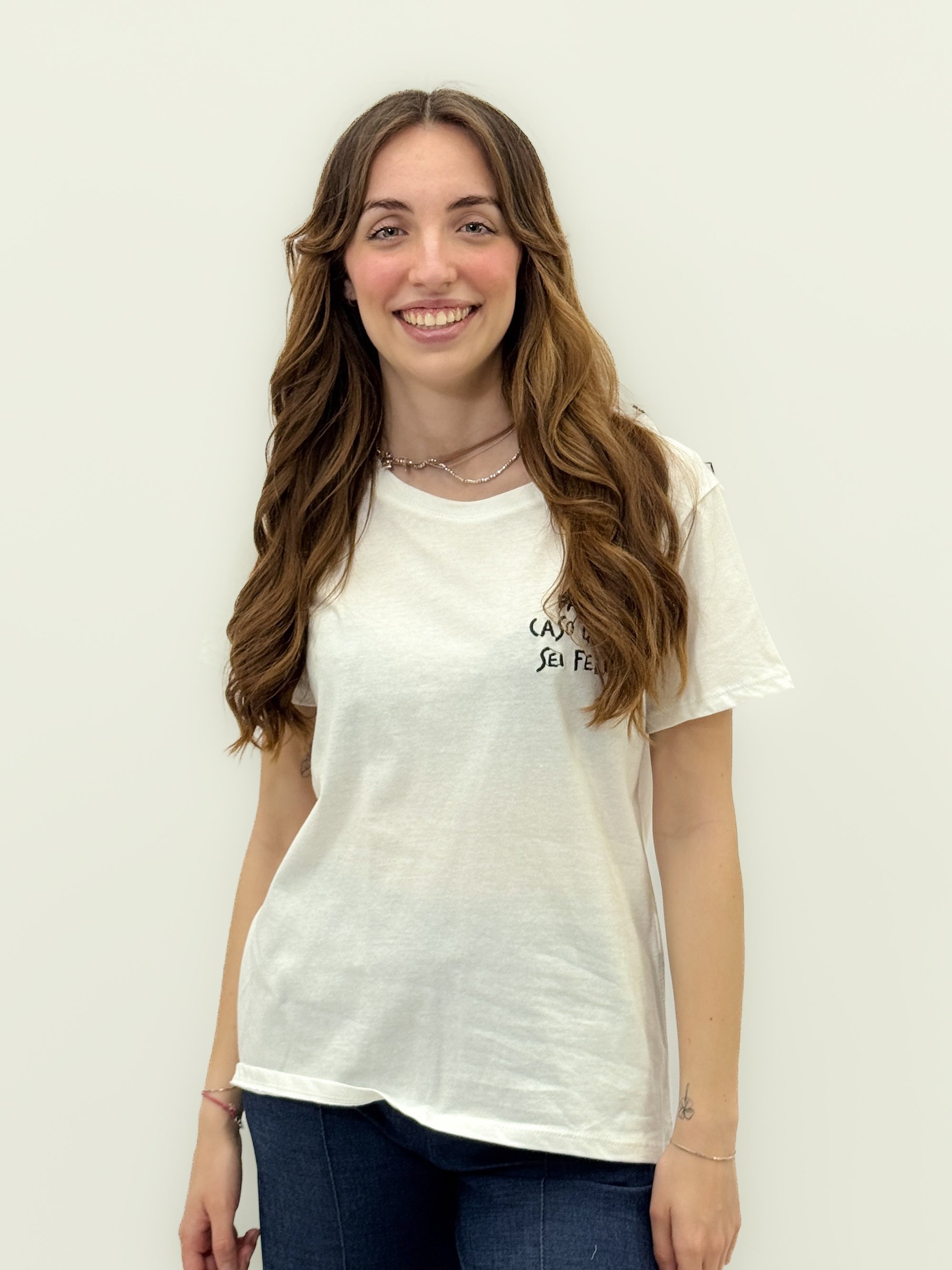 T-shirt con scritta "facci caso quando sei felice"