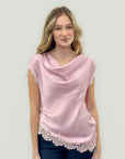 Top satinato con scollo morbido e dettagli in pizzo