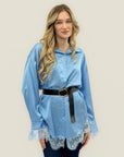 Abito Camicia Satin con Dettagli in Pizzo – Eleganza Femminile