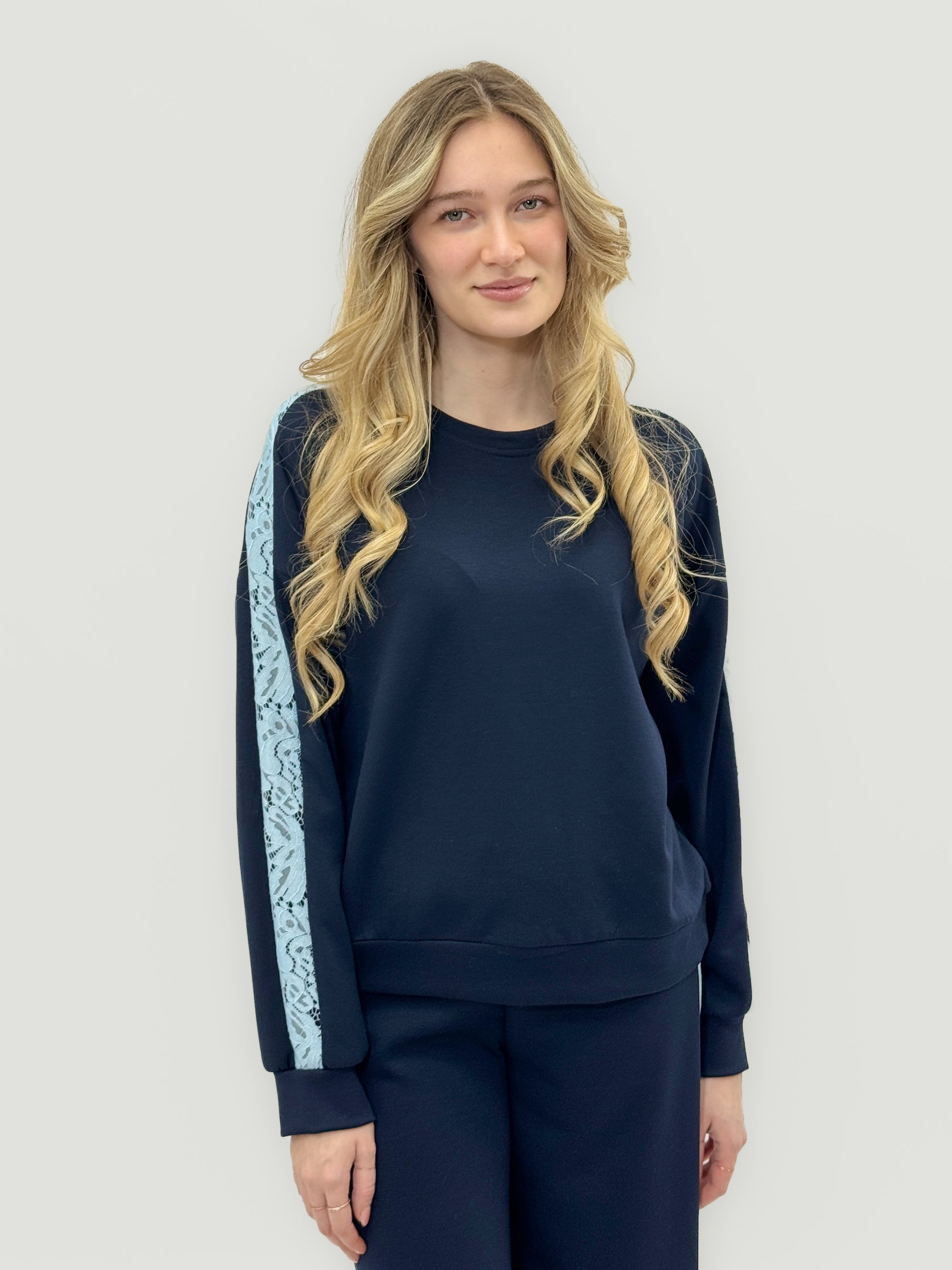 Completo con Dettagli in Pizzo – Felpa e Pantaloni