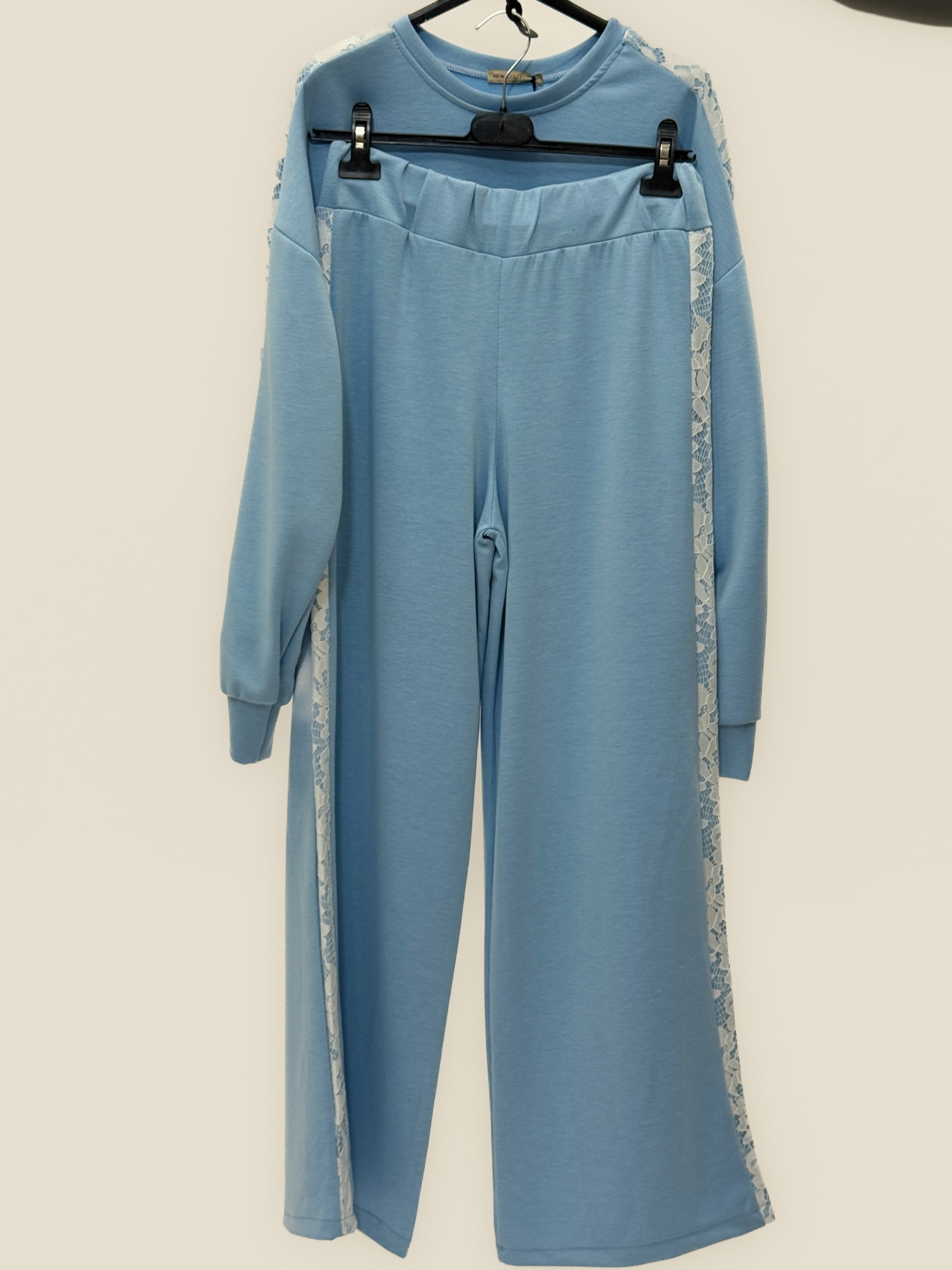 Completo con Dettagli in Pizzo – Felpa e Pantaloni