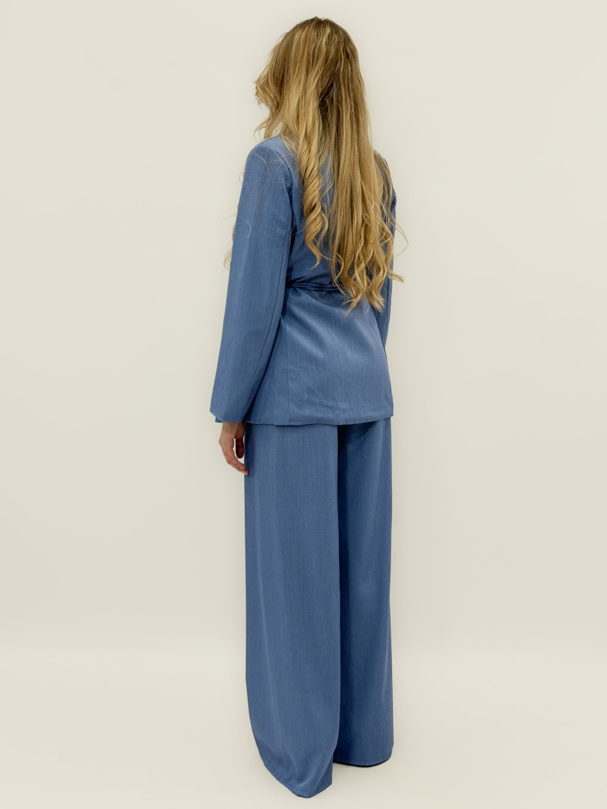 Completo elegante con blazer e pantaloni palazzo