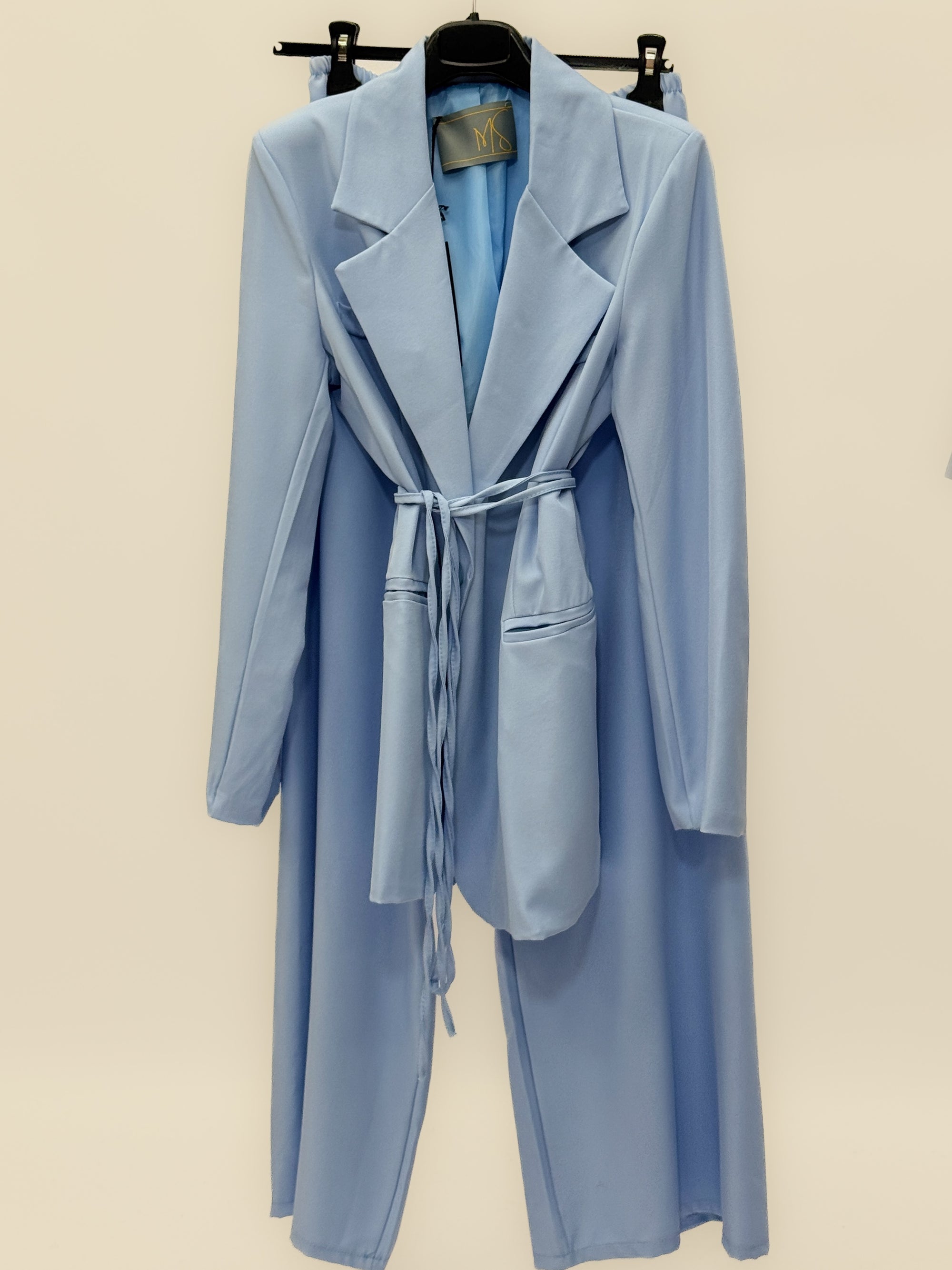 Completo elegante con blazer e pantaloni palazzo