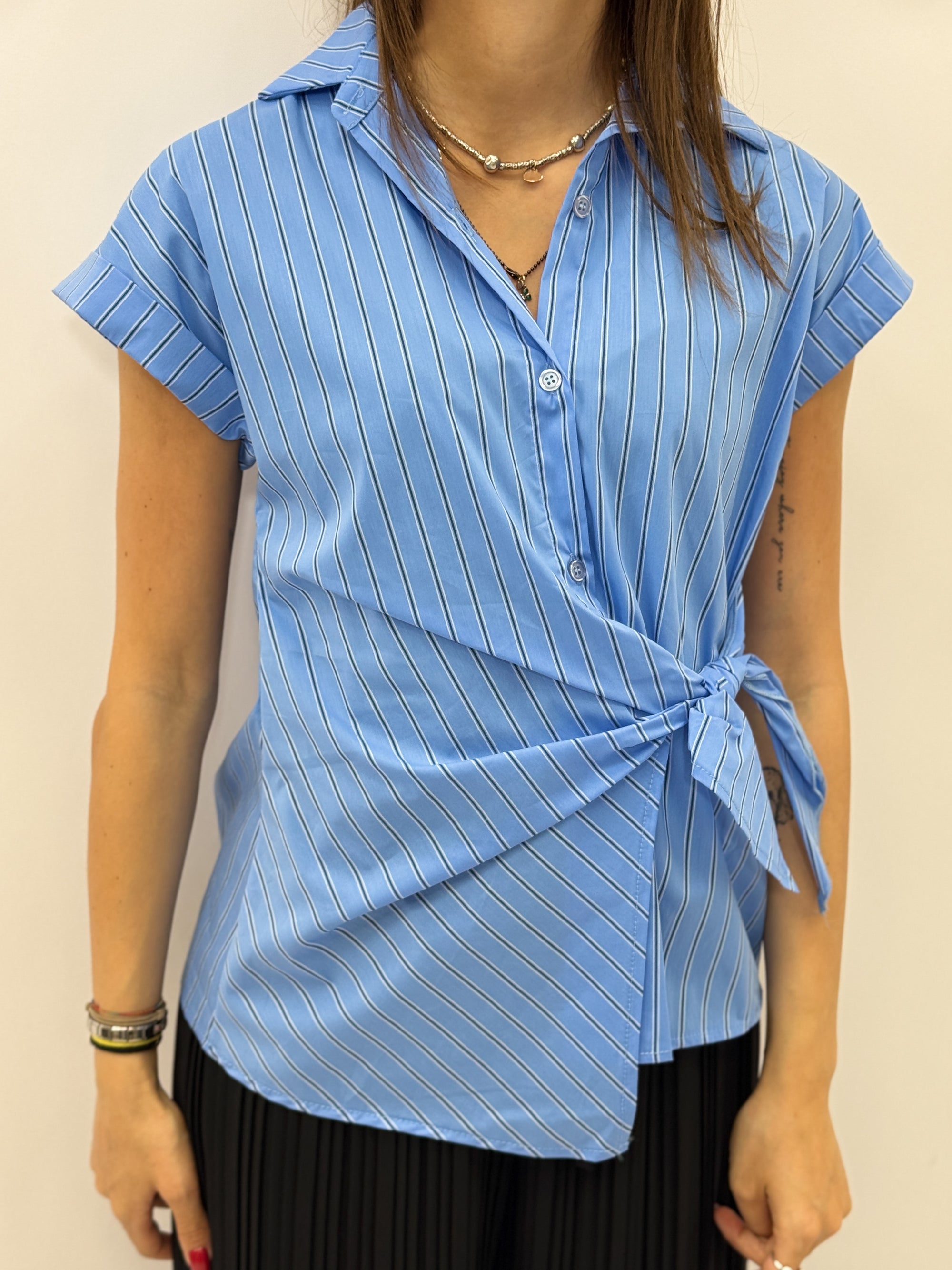 Camicia a Righe con Nodo Laterale