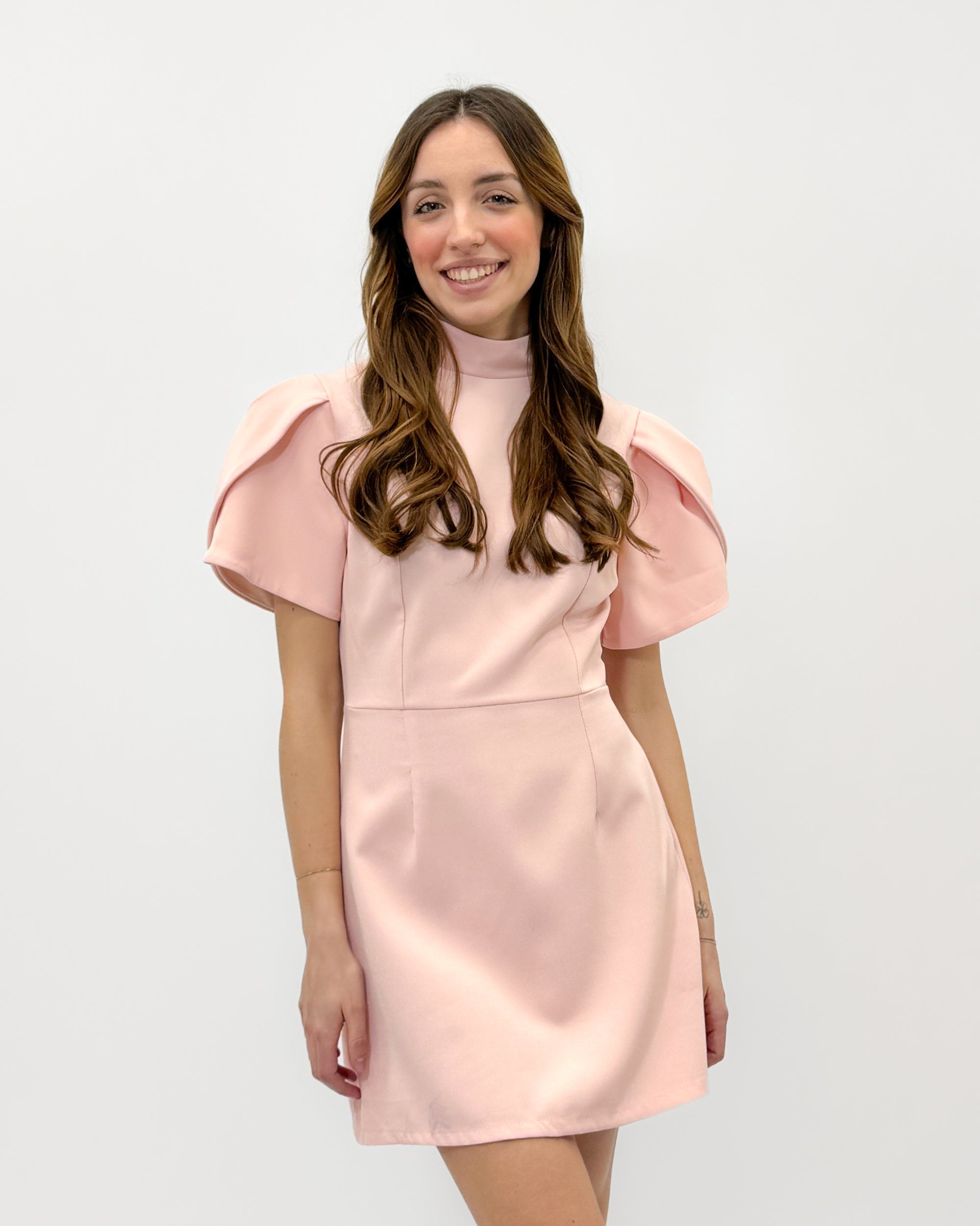 Abito Corto con Maniche Strutturate