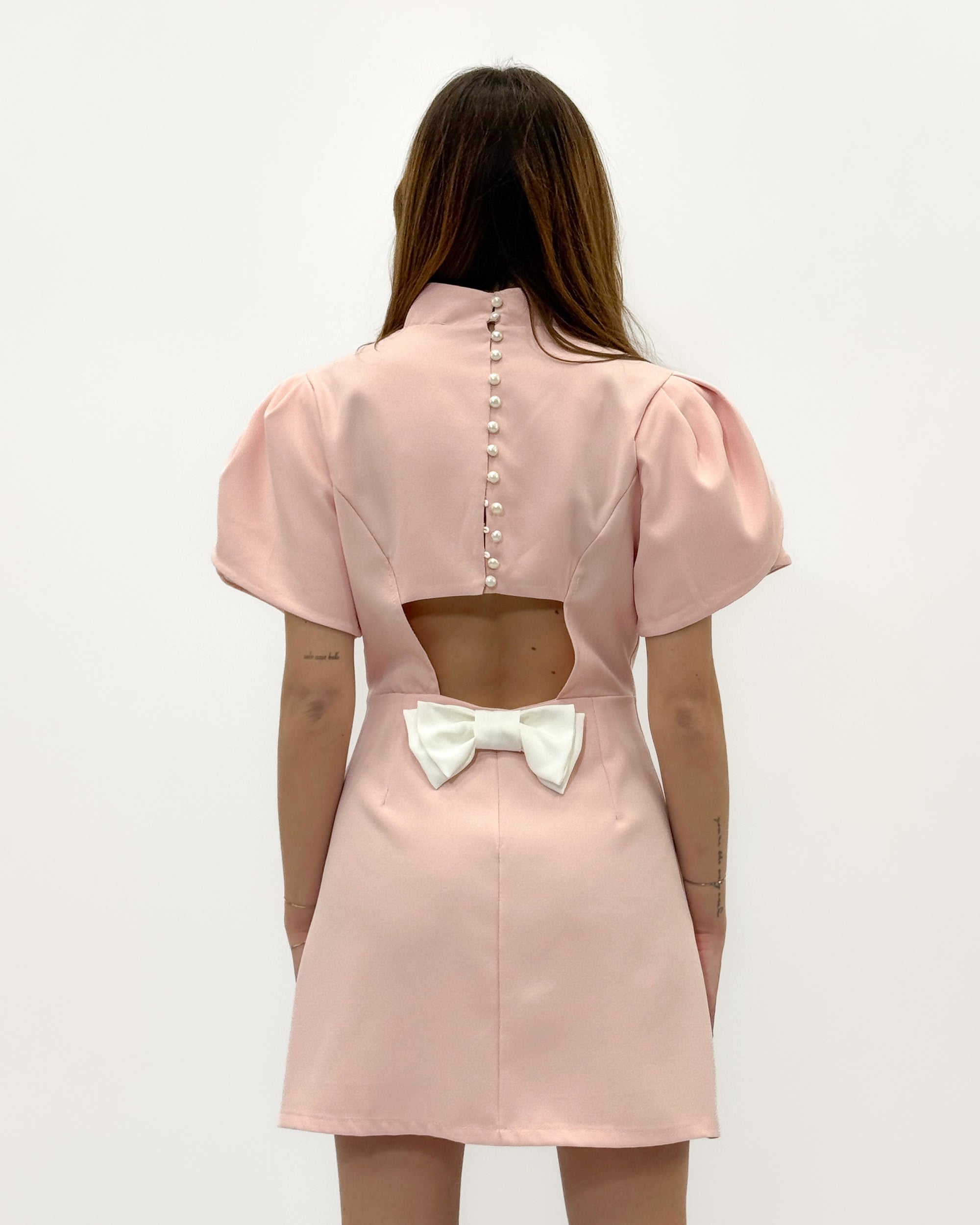 Abito Corto con Maniche Strutturate