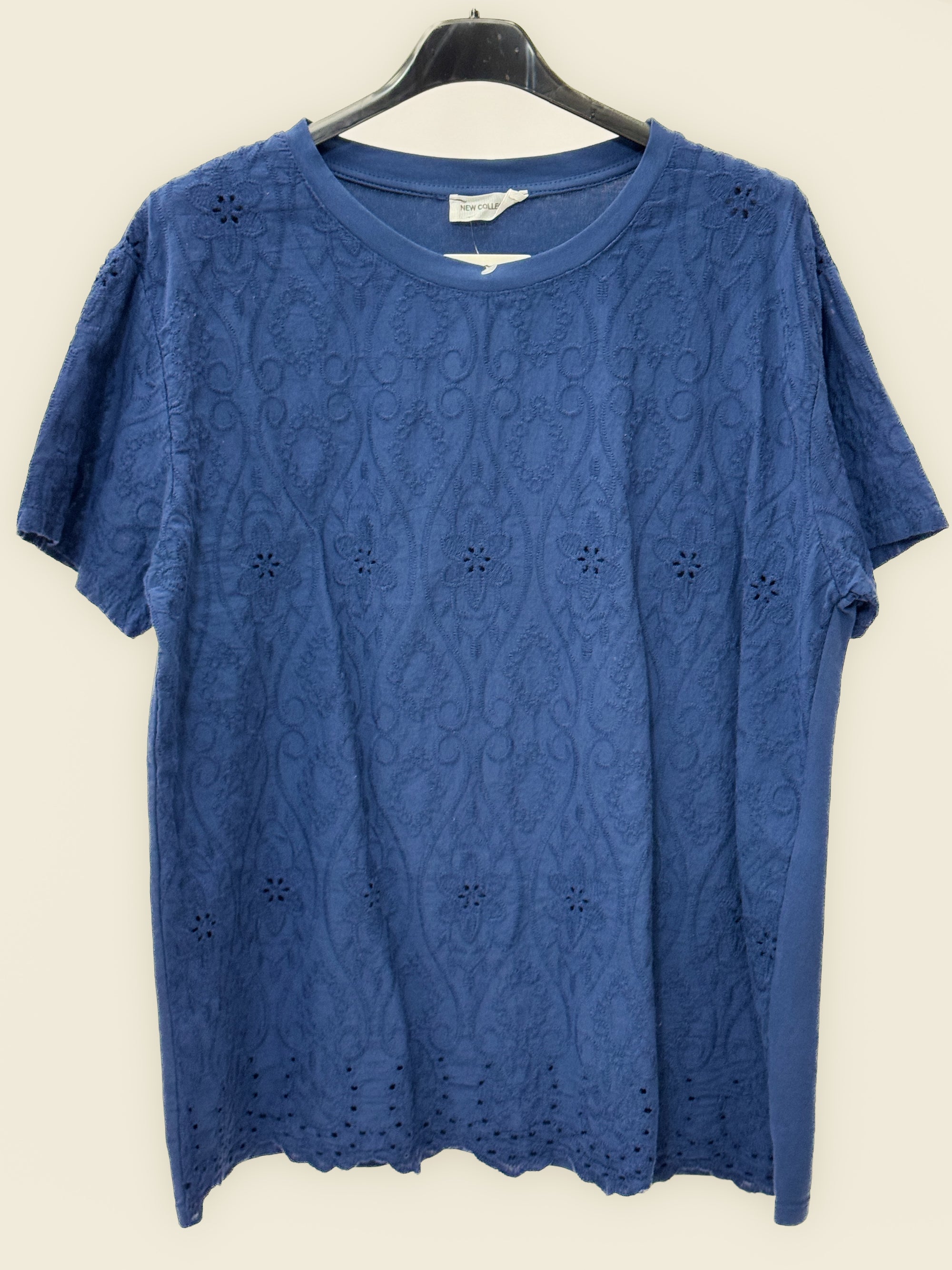 T-shirt sangallo con ricami floreali