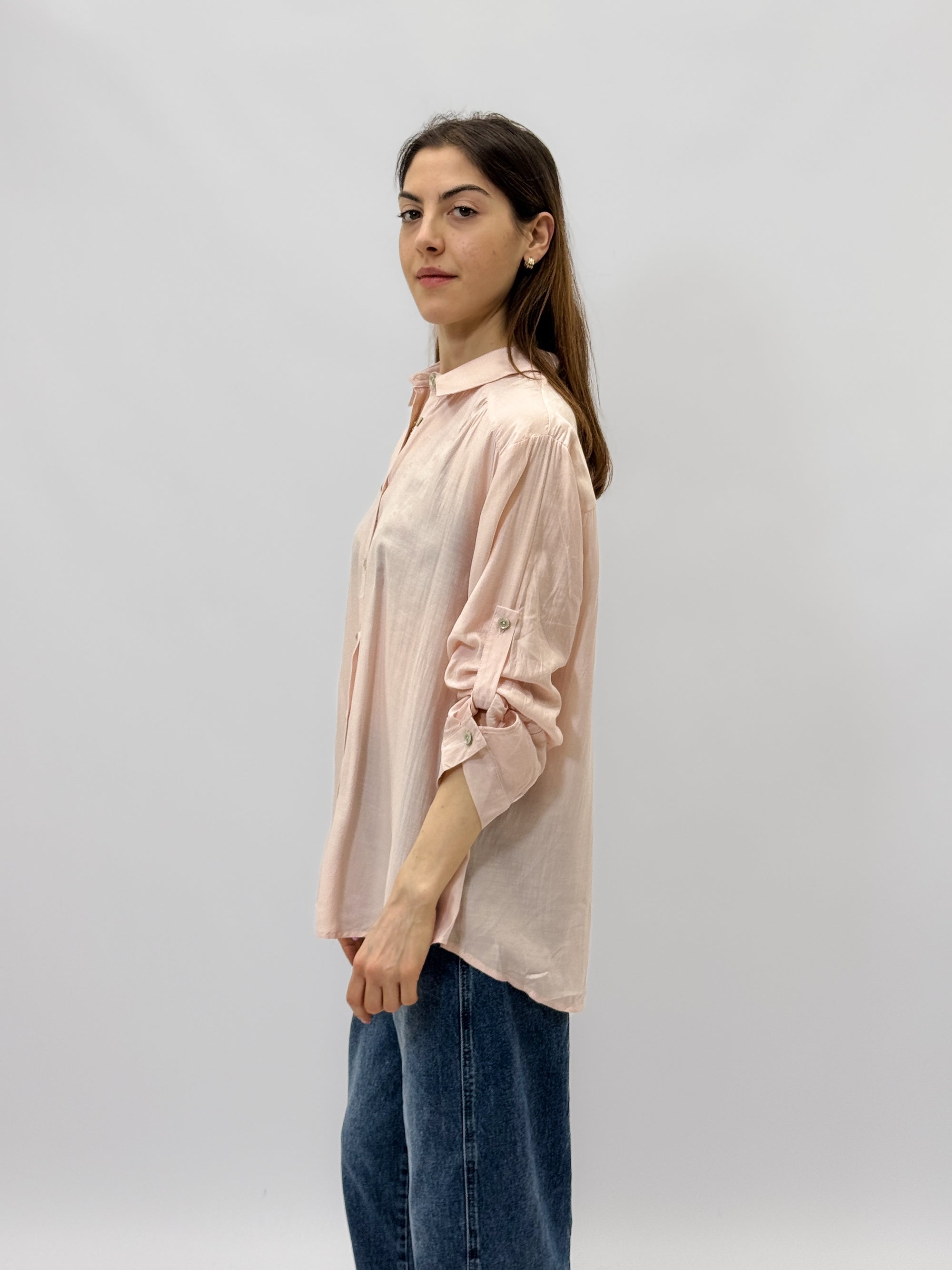 Camicia con maniche arrotolate
