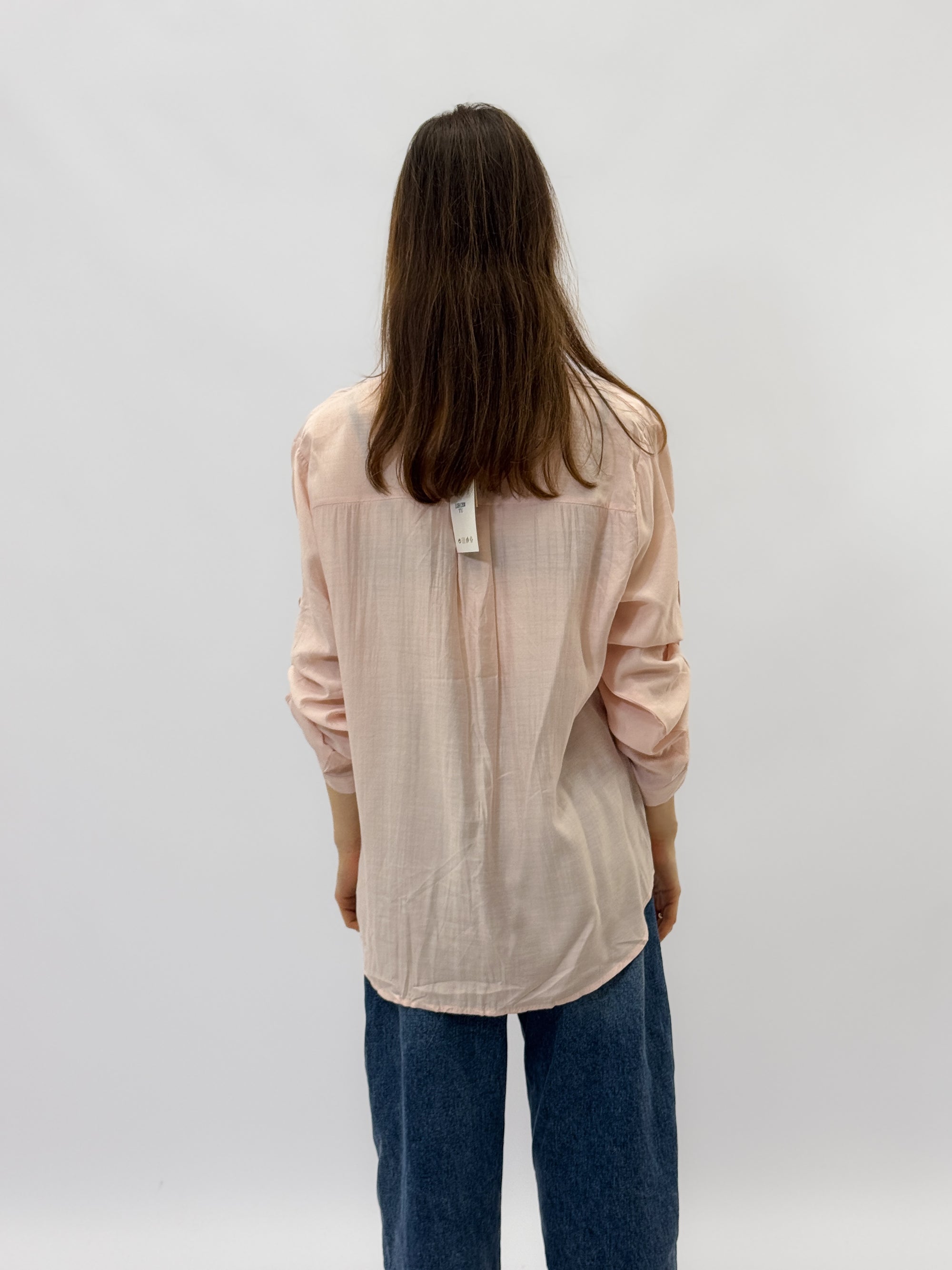 Camicia con maniche arrotolate