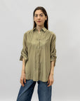 Camicia con maniche arrotolate