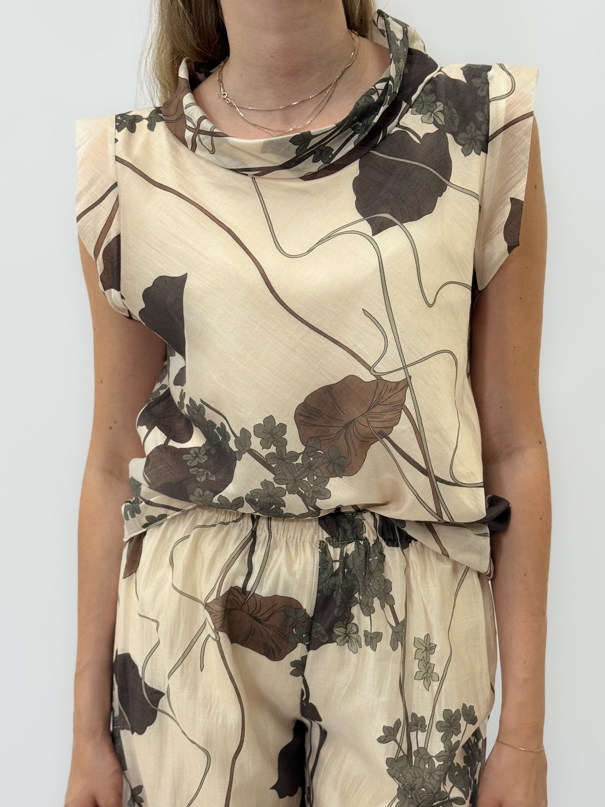 Completo fluido stampa floreale elegante e versatile