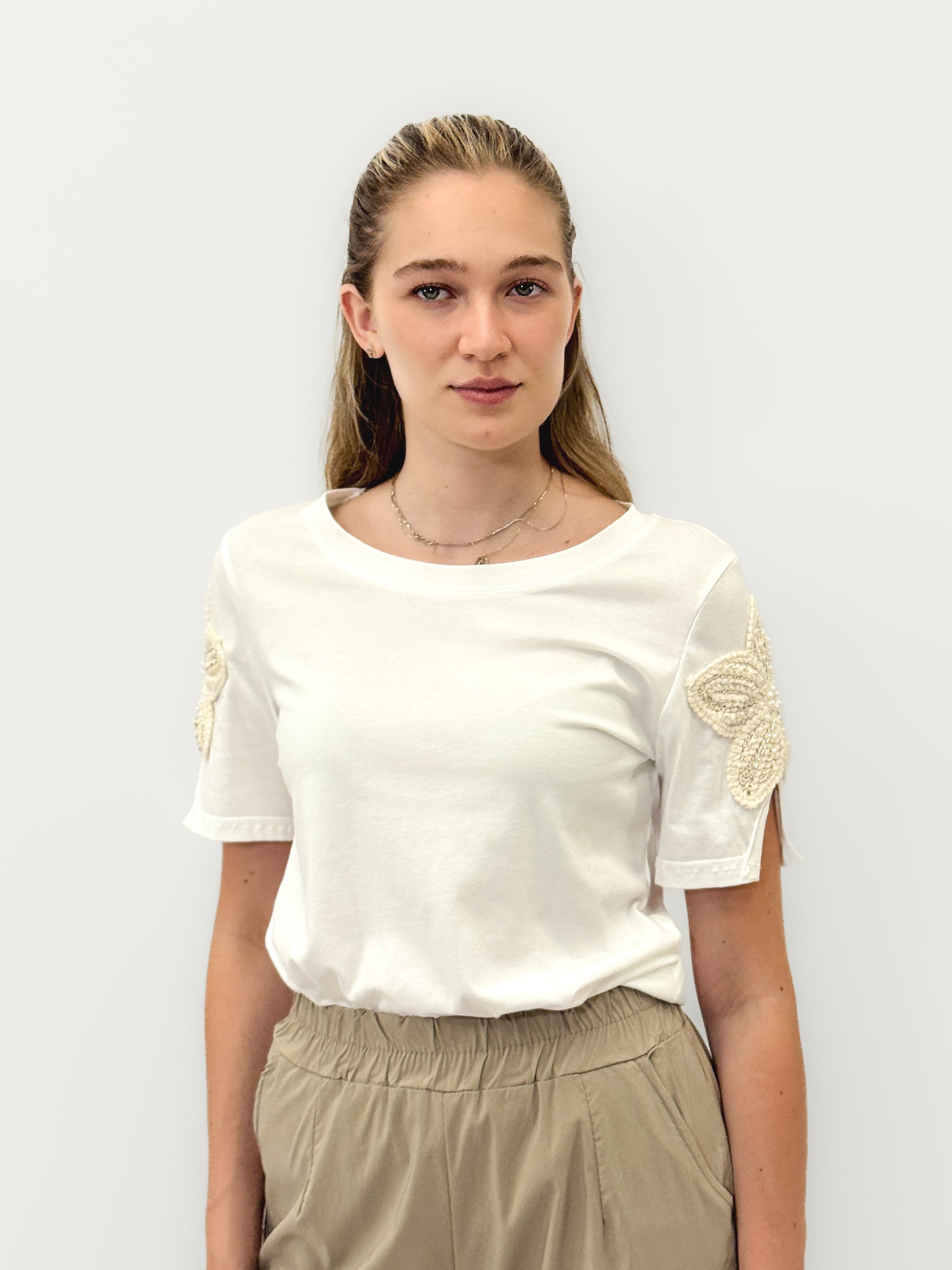 T-Shirt Bianca in Cotone con Applicazioni Floreali sulle Maniche