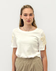 T-Shirt Bianca in Cotone con Applicazioni Floreali sulle Maniche
