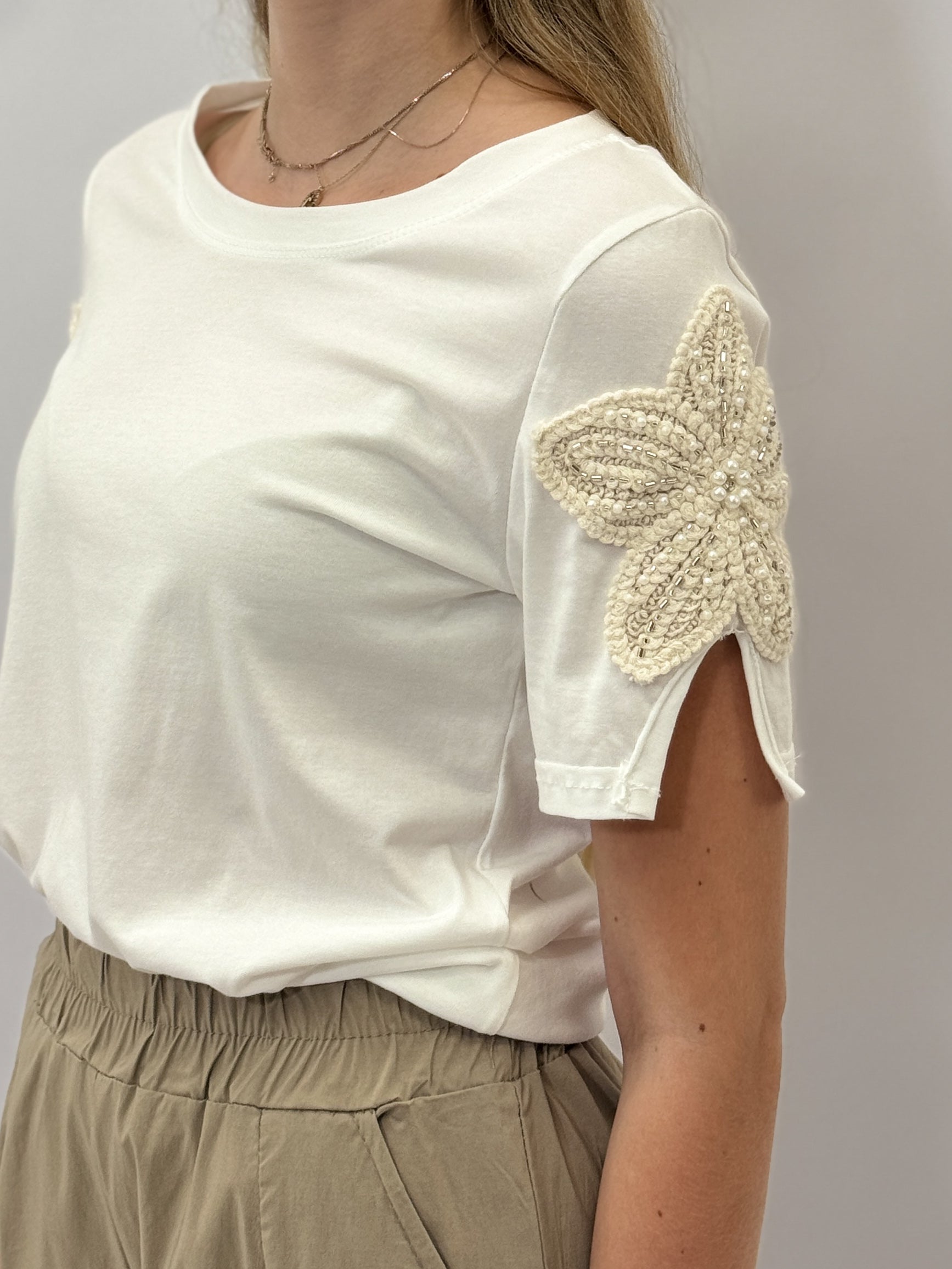 T-Shirt Bianca in Cotone con Applicazioni Floreali sulle Maniche