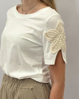 T-Shirt Bianca in Cotone con Applicazioni Floreali sulle Maniche