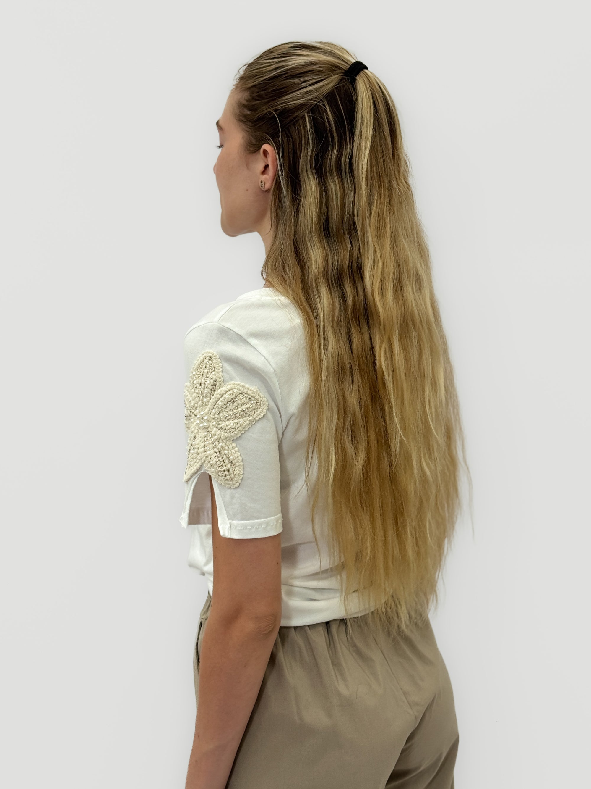 T-Shirt Bianca in Cotone con Applicazioni Floreali sulle Maniche