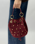 Borsa secchiello in vera pelle scamosciata con borchie dorate – Made in Italy