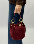 Borsa secchiello in vera pelle scamosciata con borchie dorate – Made in Italy