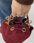 Borsa secchiello in vera pelle scamosciata con borchie dorate – Made in Italy