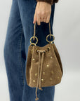 Borsa secchiello in vera pelle scamosciata con borchie dorate – Made in Italy