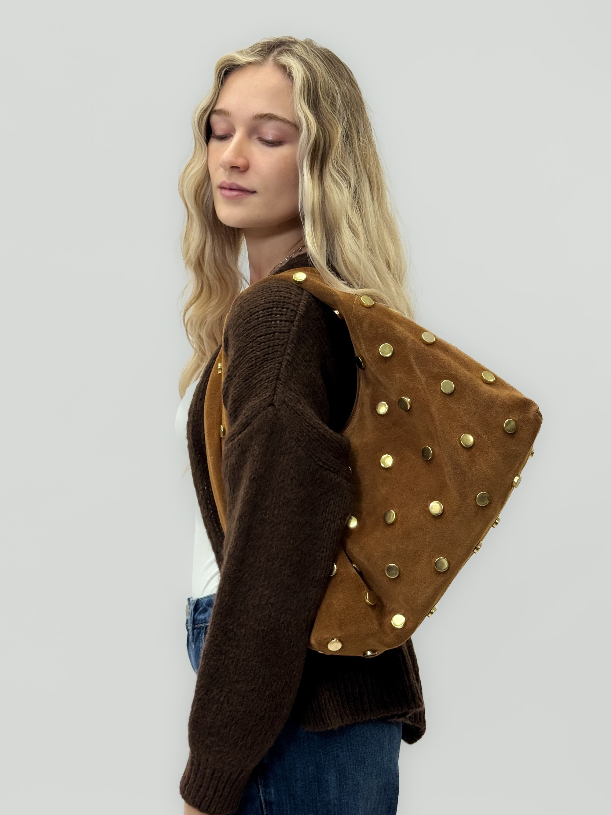 Borsa “Nora” in vera pelle scamosciata con borchie – Made in Italy