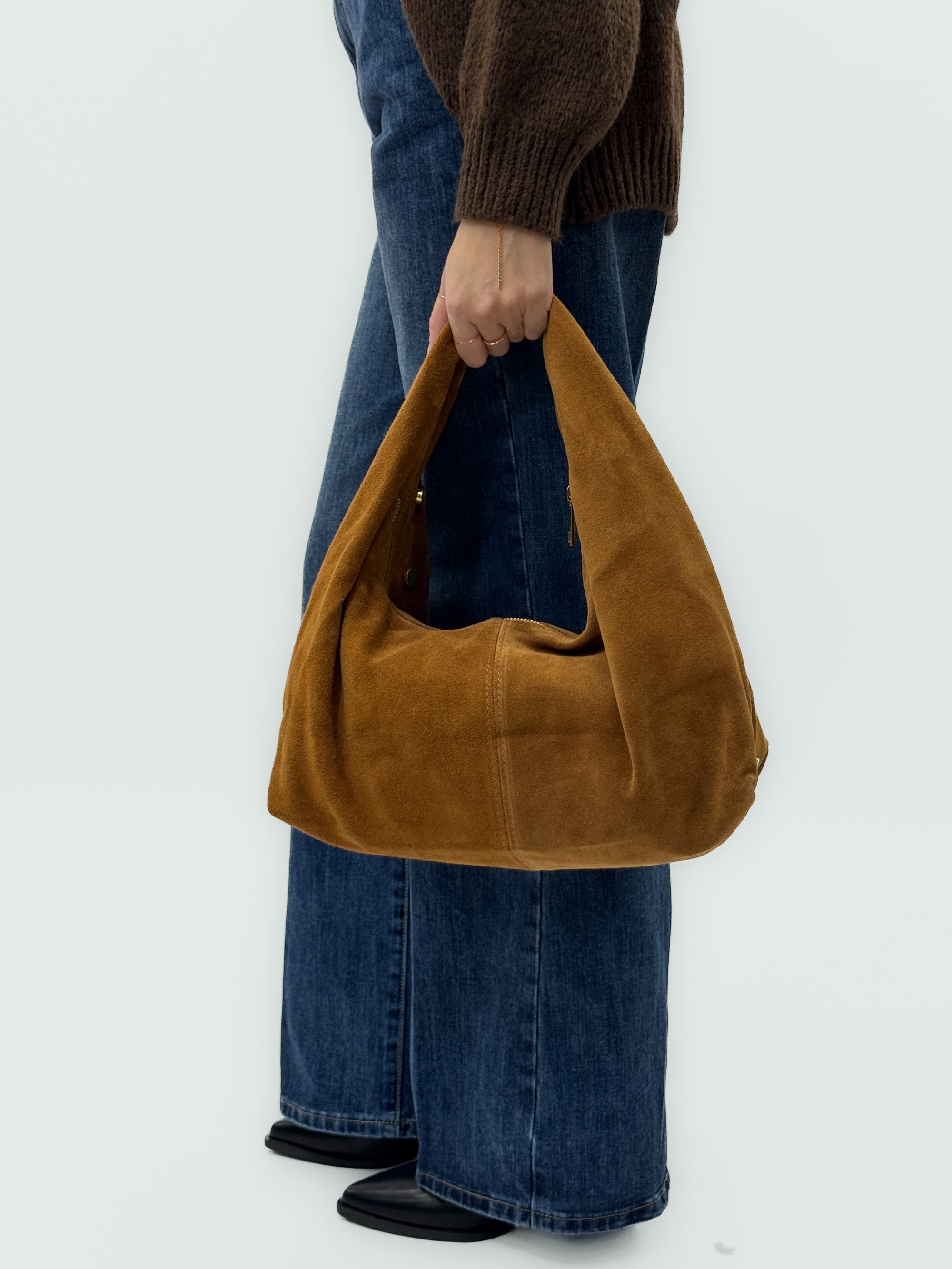 Borsa “Nora” in vera pelle scamosciata con borchie – Made in Italy
