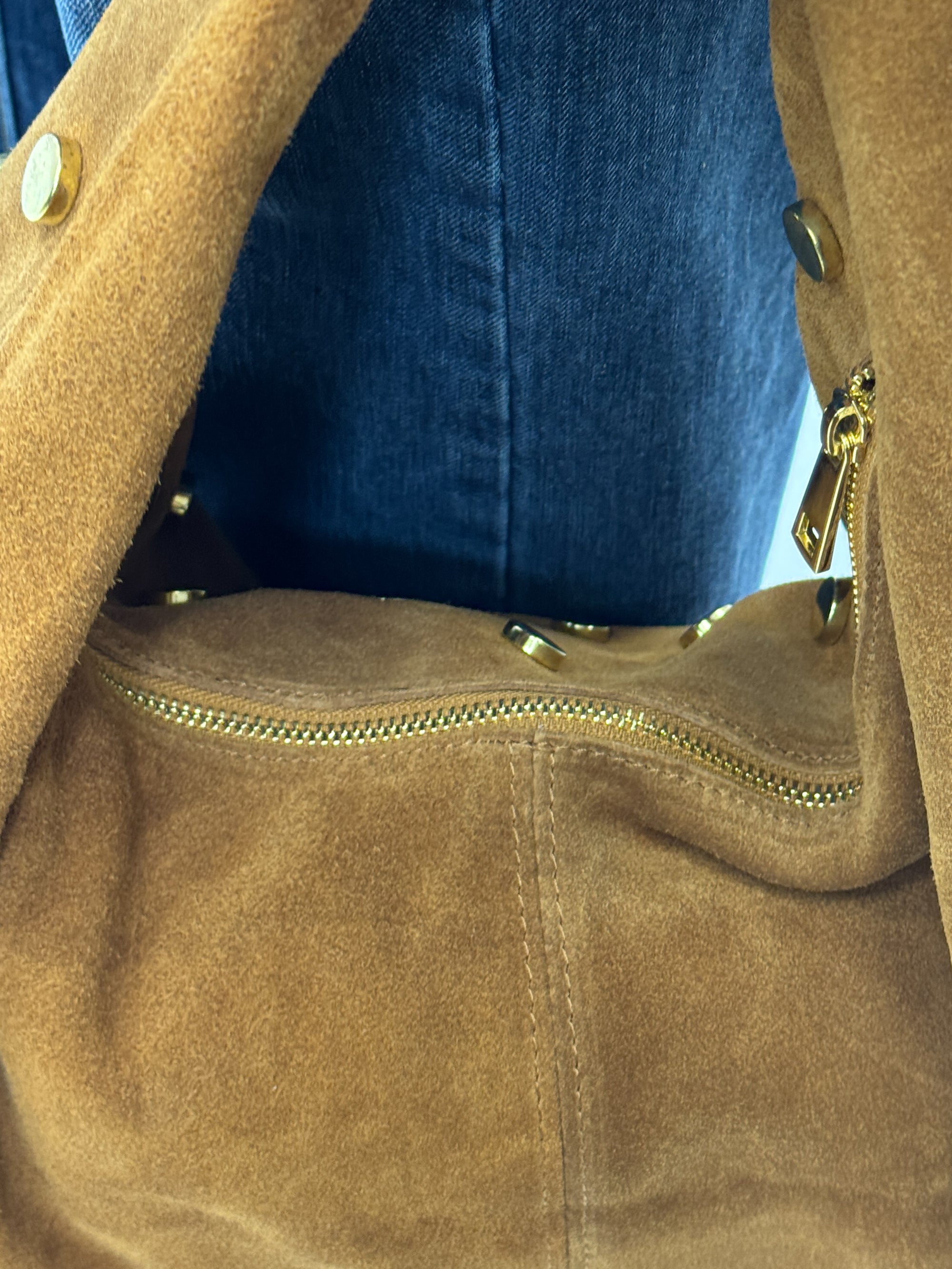 Borsa “Nora” in vera pelle scamosciata con borchie – Made in Italy