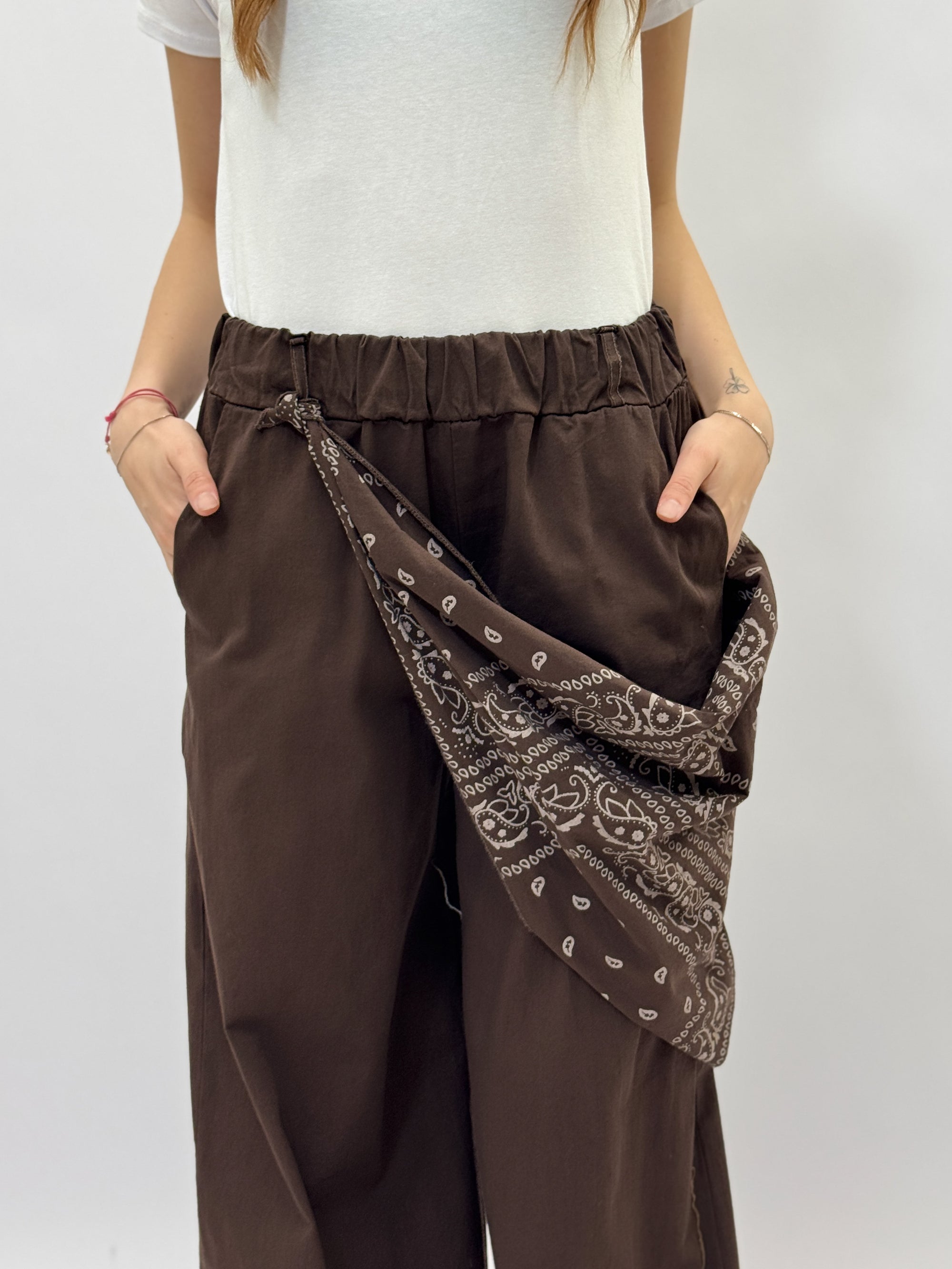Pantaloni con foulard bendana