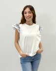 T-shirt con maniche volant con ricami
