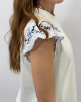 T-shirt con maniche volant con ricami