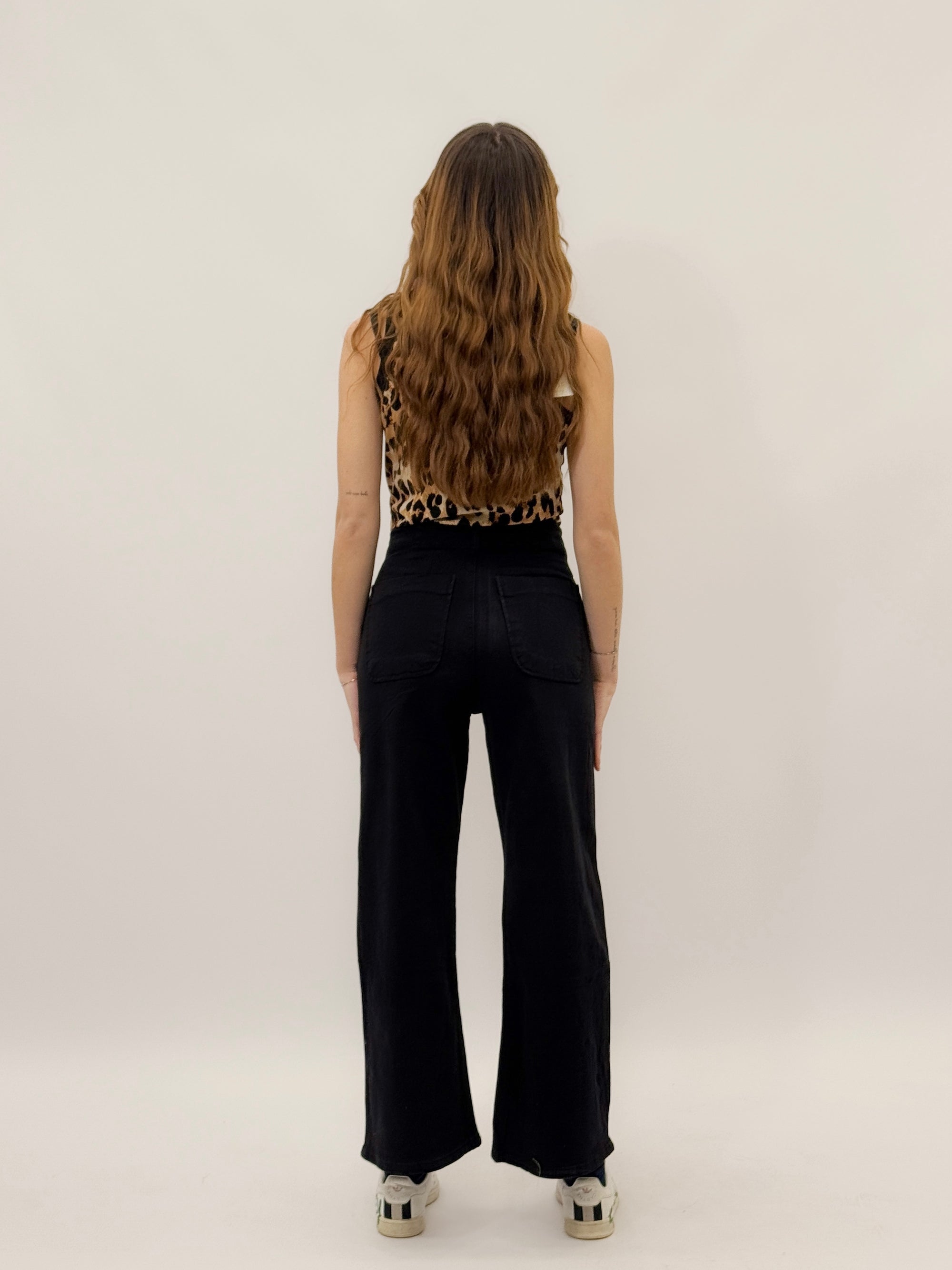 Pantaloni con bottoni