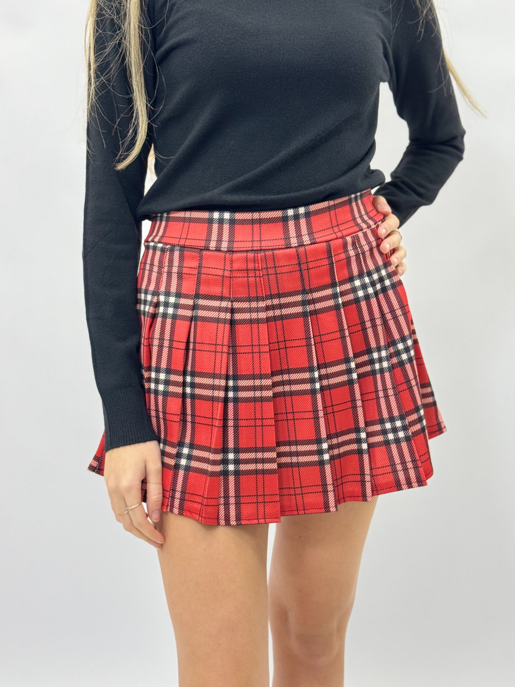 Gonna scozzese con pantaloncino – Grinta e stile collegiale