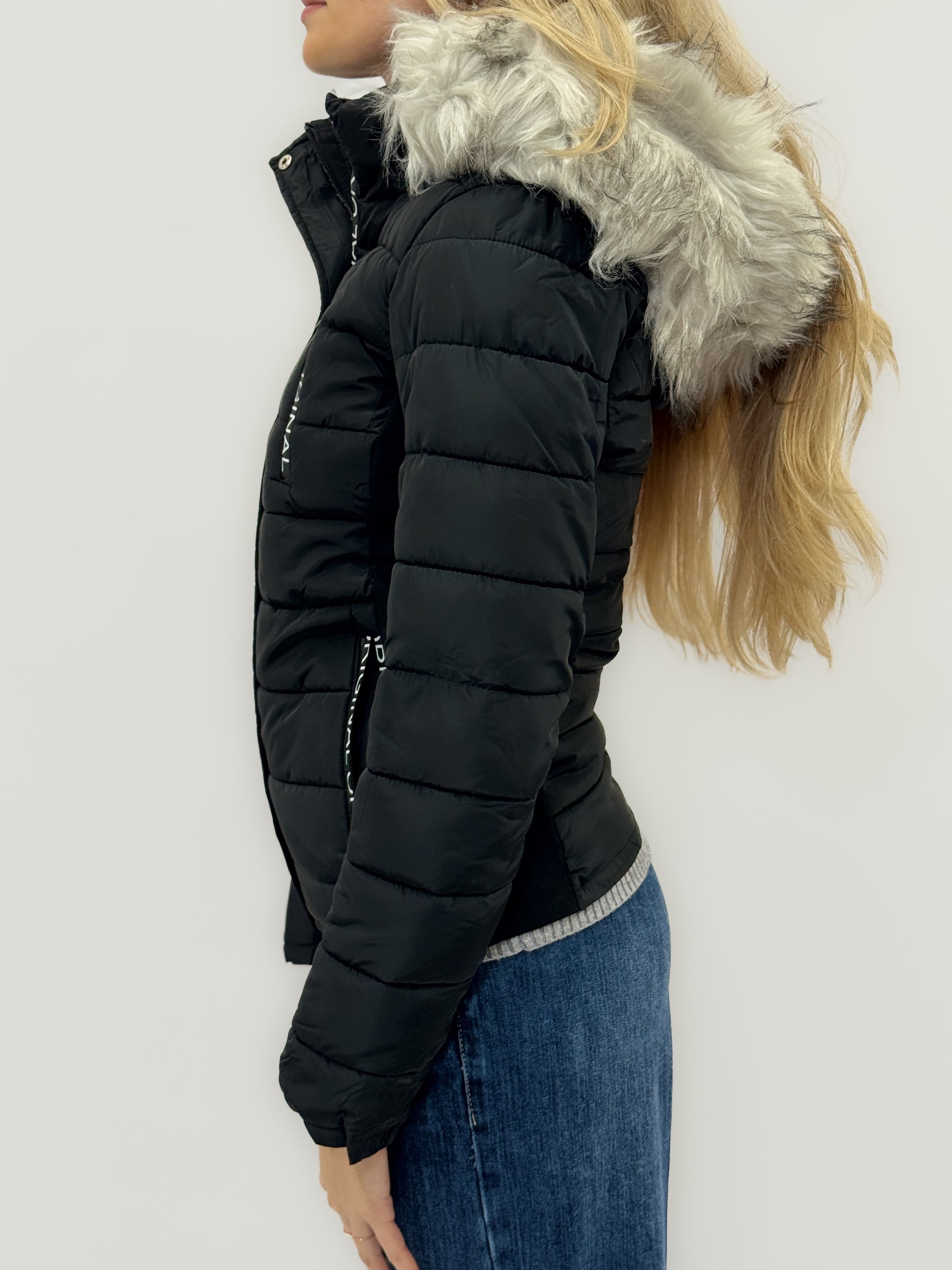 Piumino corto con cappuccio e pelliccia – Comfort e stile urbano