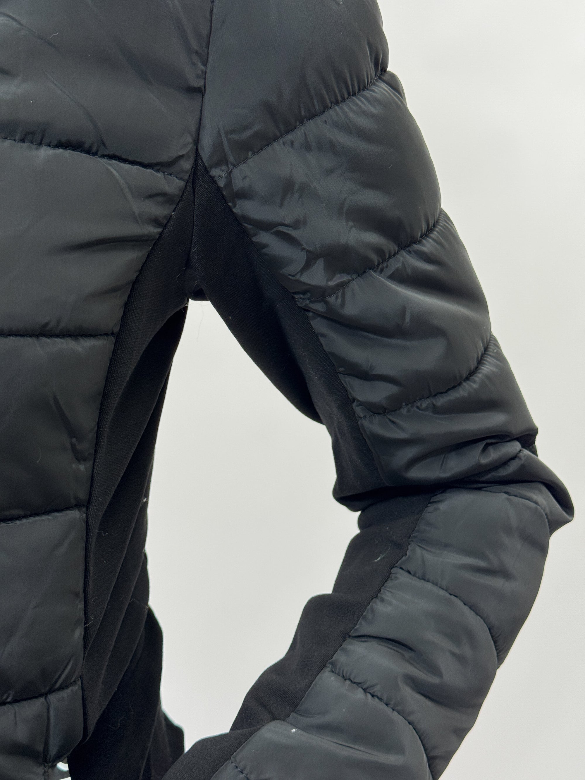 Piumino corto con cappuccio e pelliccia – Comfort e stile urbano