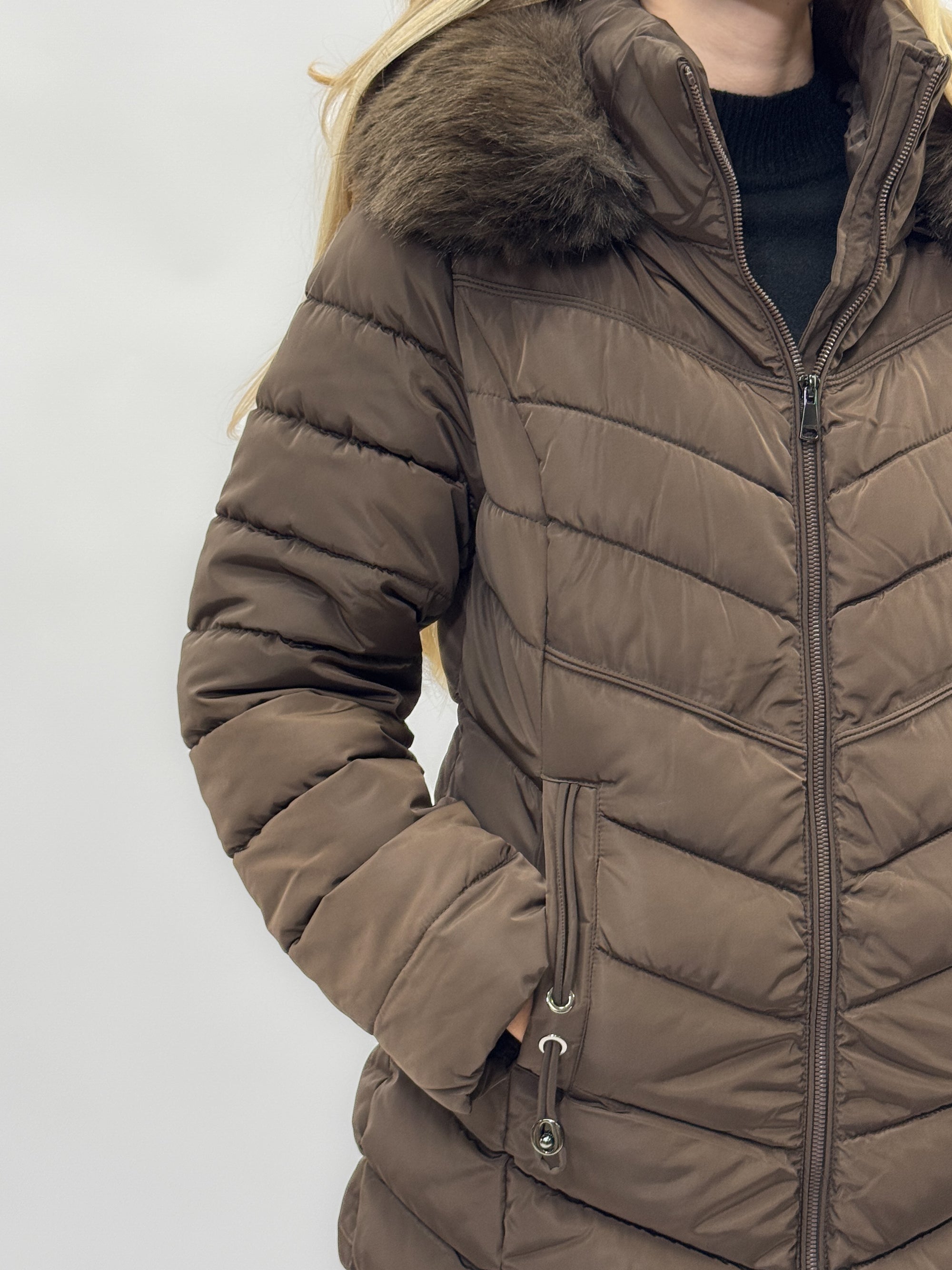 Piumino lungo con pelliccia – Calore e raffinatezza invernale