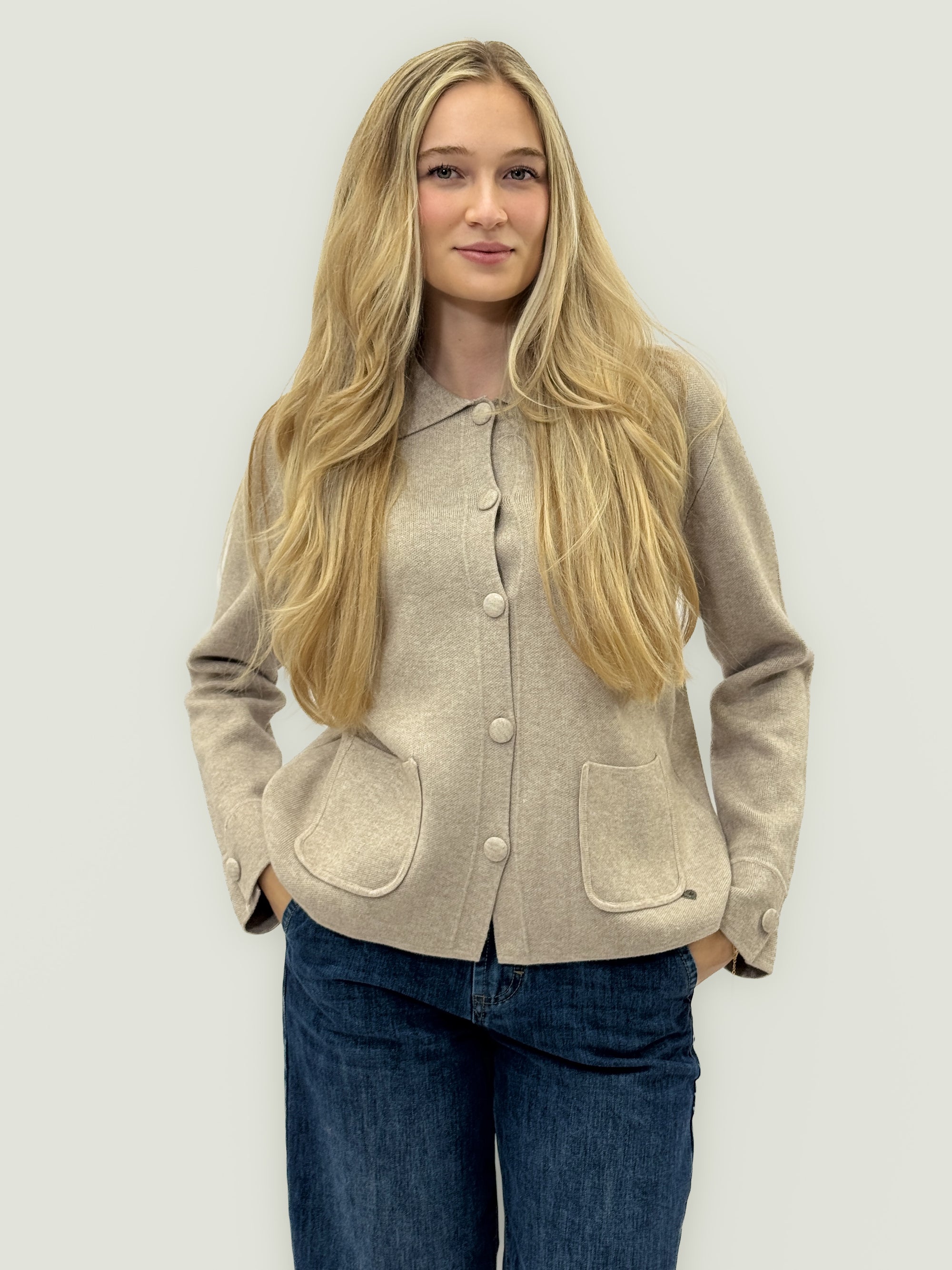 Cardigan con colletto e bottoni tono su tono – Eleganza e comfort