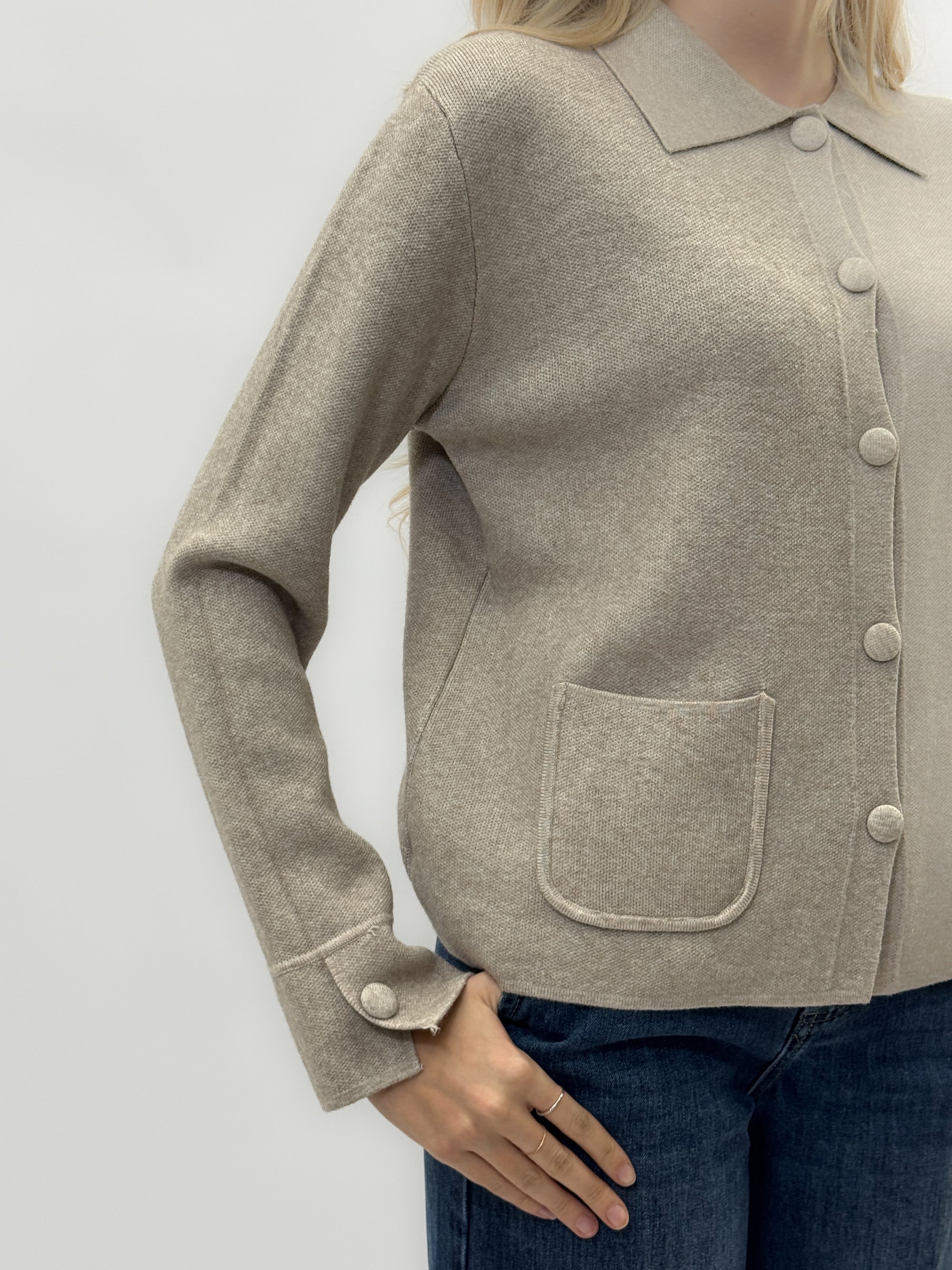 Cardigan con colletto e bottoni tono su tono – Eleganza e comfort