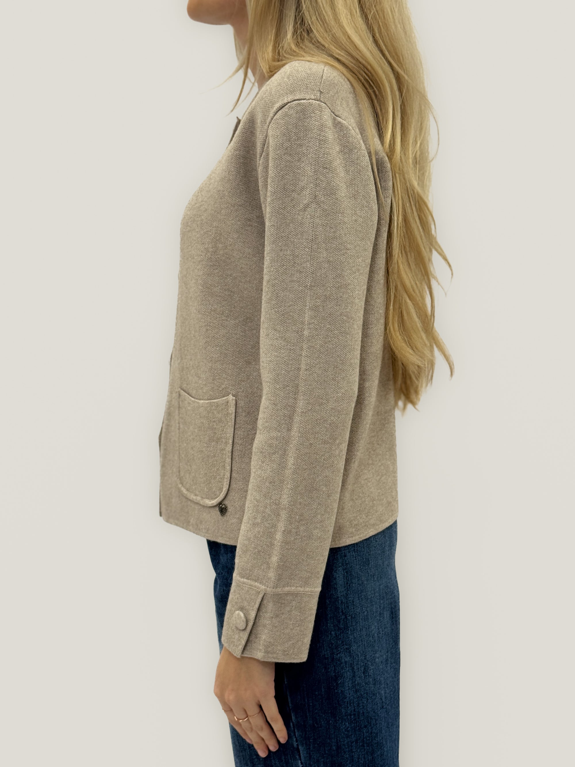 Cardigan con colletto e bottoni tono su tono – Eleganza e comfort