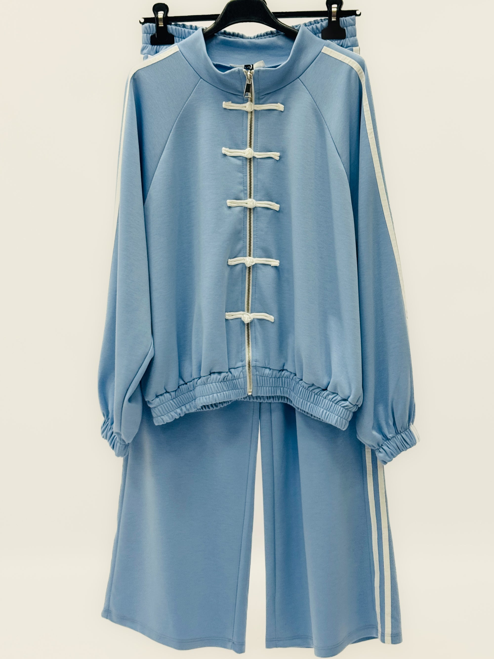 Completo con felpa e pantaloni - Trendy e casual