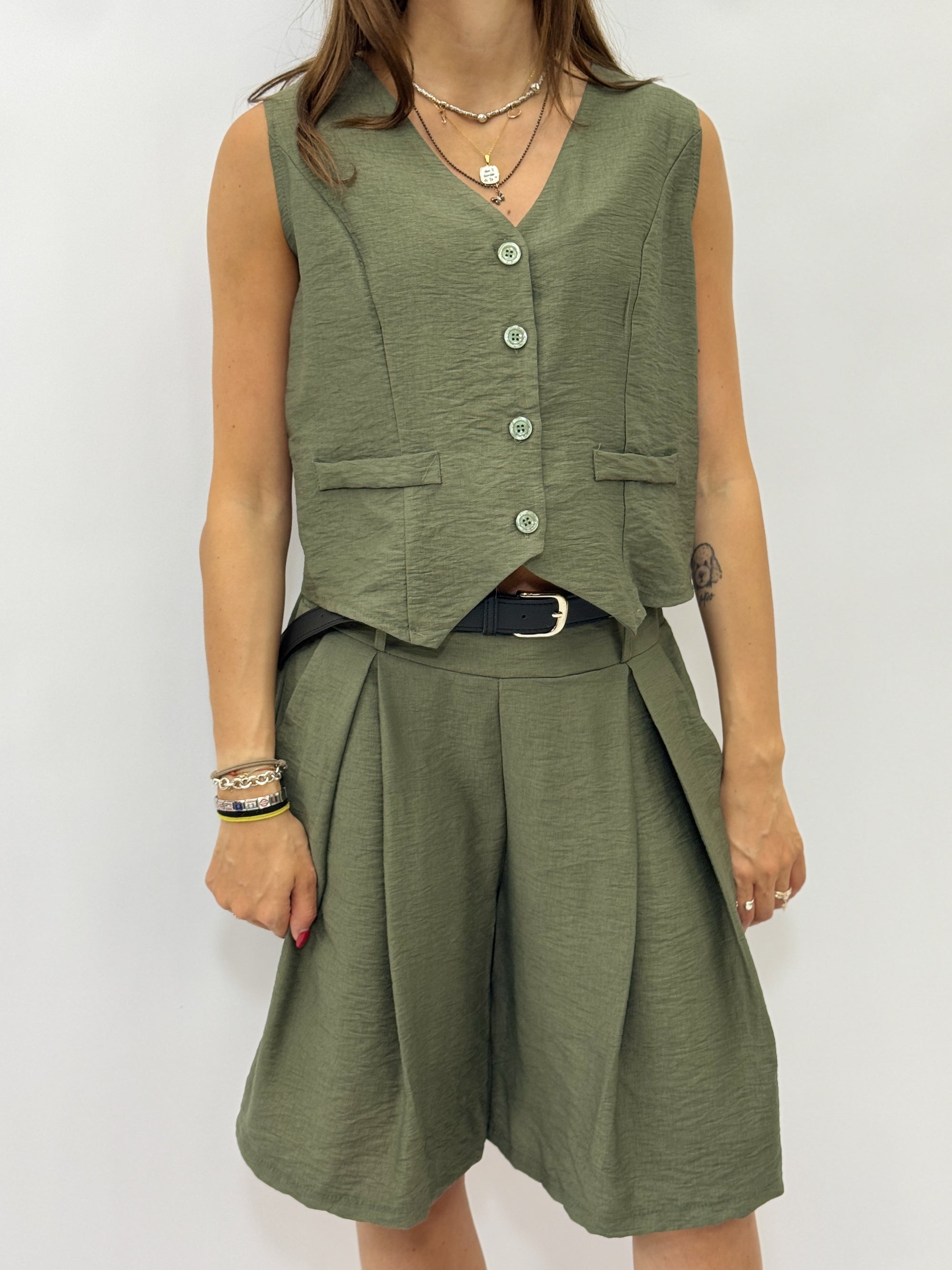 Completo con Gilet e Bermuda a Vita Alta