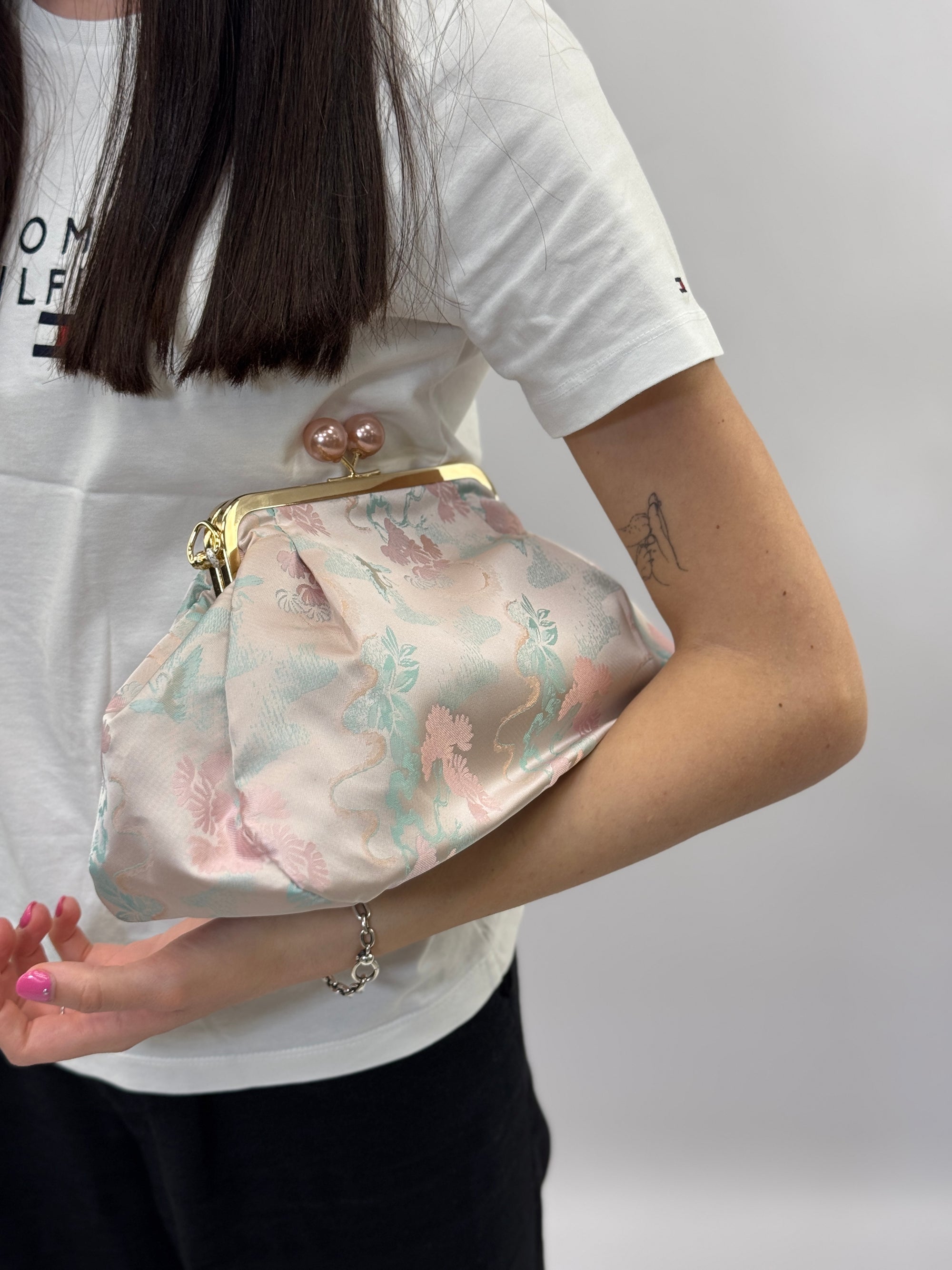 Pochette ricamata