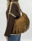 Borsa a spalla in camoscio con frange e borchie