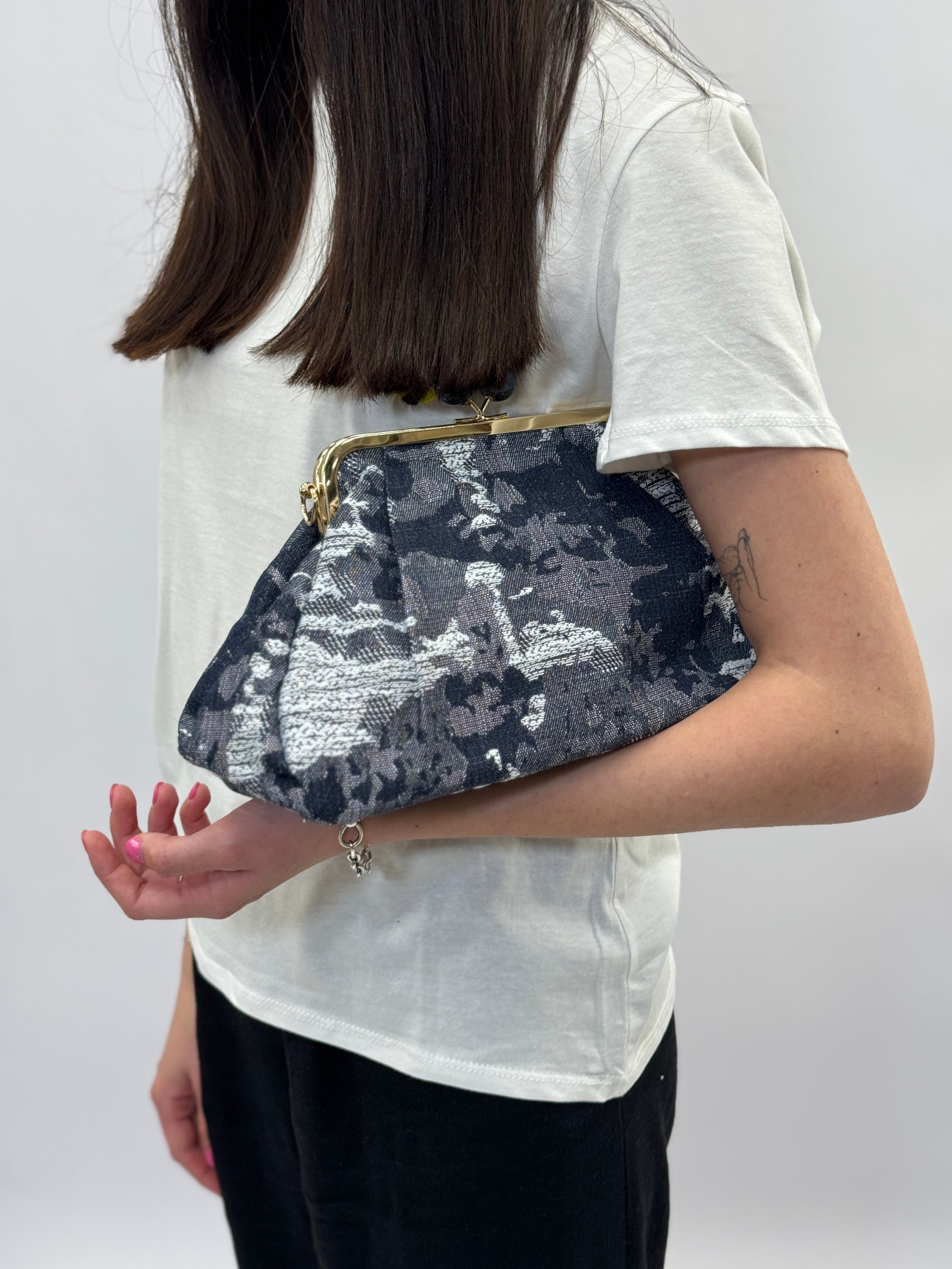 Pochette ricamata