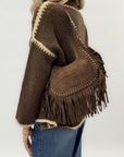Borsa a spalla in camoscio con frange e borchie