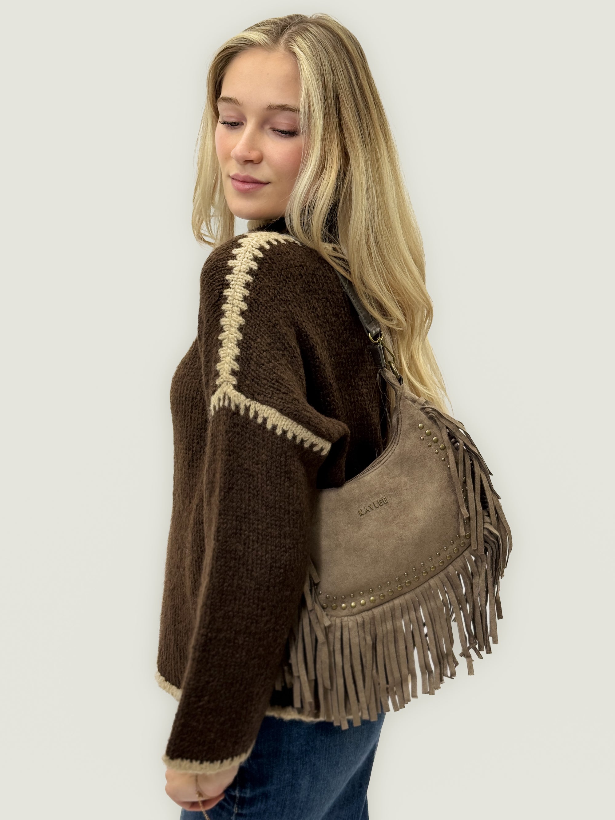 Borsa a spalla in camoscio con frange e borchie